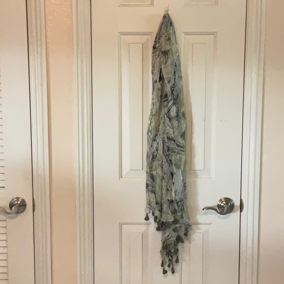 🧣CHICO’S GREEN AND BLUE PRINT SCARF 🧣 - Picture 2 of 16